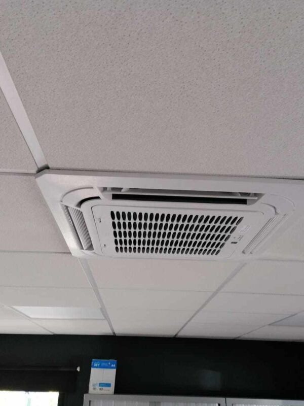 clim dans bureaux 2-compressed Climatisation tertiaire, installation discrète dans le faux plafond par Need Us