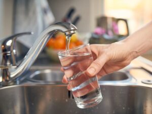 Pouring Fresh Tap Water Into a Glass eau robinet